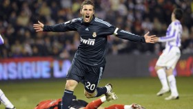 九游-莱万多夫斯基头球绝杀掘金！篮球场上演足球神迹，全场沸腾